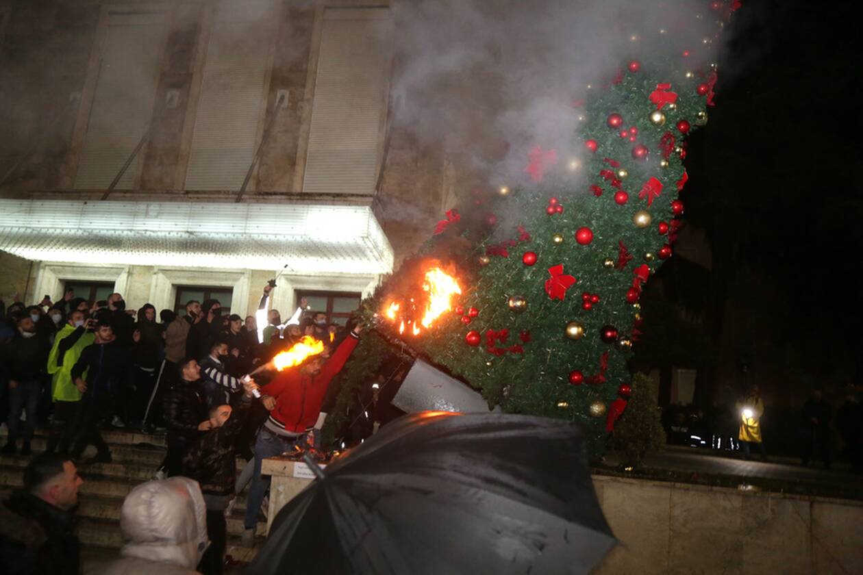 https://cdn.cnngreece.gr/media/news/2020/12/09/246256/photos/snapshot/ALBANIA-PROTEST-2.jpg