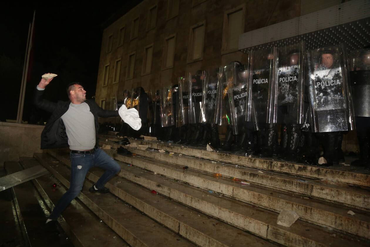 https://cdn.cnngreece.gr/media/news/2020/12/09/246256/photos/snapshot/ALBANIA-PROTEST-3.jpg