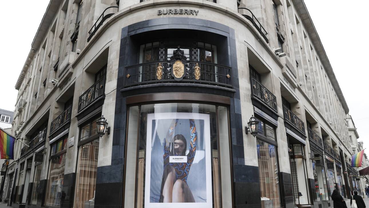 Ο οίκος Burberry δωρίζει υφάσματα σε σπουδαστές μόδας - Όχι όμως το εμβληματικό καρώ
