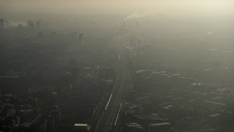 Ιστορική απόφαση στη Βρετανία: Δικαστήριο αναγνώρισε ως αιτία θανάτου την ατμοσφαιρική ρύπανση