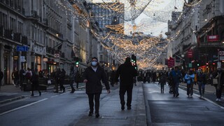 Κορωνοϊός: Έκρηξη κρουσμάτων και «νέο στέλεχος» ματαιώνουν τα Χριστούγεννα στη Βρετανία