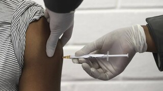 Κορωνοϊός: «Πατριωτικό καθήκον» και «σωτηρία» το εμβόλιο, λένε Σύψας και Γώγος