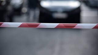 Συναγερμός στα Καλύβια: Άνδρας βρέθηκε πυροβολημένος σε πάρκινγκ