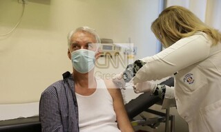 Αποκλειστικό CNN Greece: Καρέ καρέ οι εμβολιασμοί κατά του κορωνοϊού στο Θριάσιο