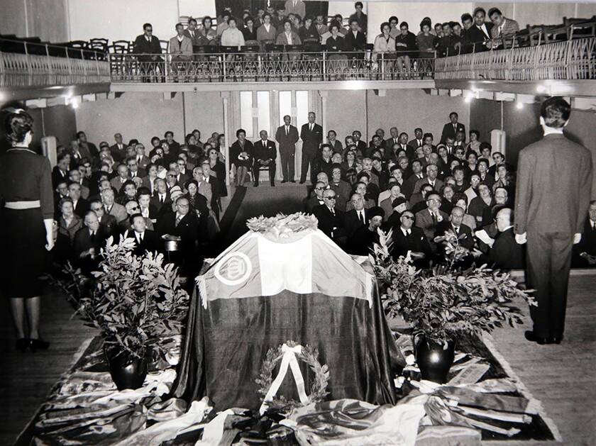 Η τεφροδόχος του Μητρόπουλου στην αίθουσα εκδηλώσεων του Ωδείου Αθηνών (1960)