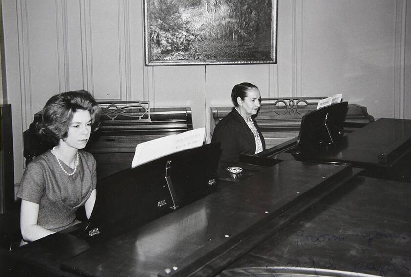 Η Τζίνα Μπαχάουερ σε μάθημα πιάνου με την πριγκίπισσα της Ελλάδας, Σοφία