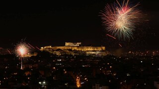 Η Ελλάδα και ο κόσμος υποδέχονται το 2021 με την ευχή να είναι μια καλύτερη χρονιά