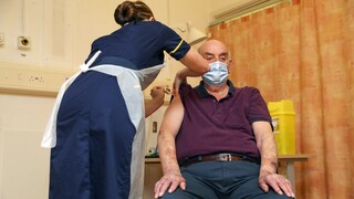 Βρετανία: Ένας 82χρονος ο πρώτος στον κόσμο που έλαβε το εμβόλιο της AstraZeneca