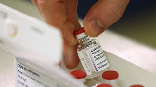 Κορωνοϊός - Μ. Βρετανία: Ξεκίνησαν οι εμβολιασμοί με το εμβόλιο της Οξφόρδης