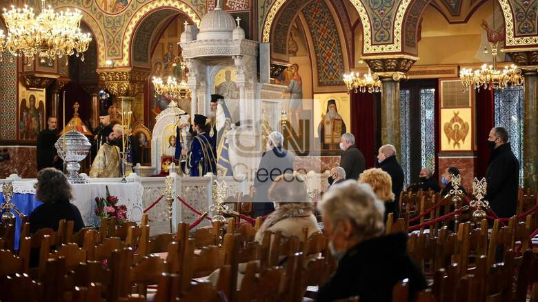 Θεοφάνεια με μάσκες και αγιασμό σε φιαλίδια: Ανοιχτές εκκλησίες, λίγος κόσμος