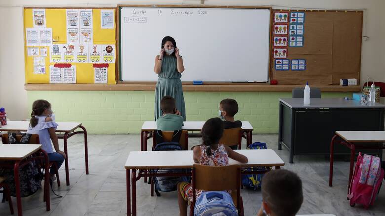 Κορωνοϊός: Τα «θολά» μηνύματα για τα σχολεία και η ξεχασμένη οδηγία Μητσοτάκη