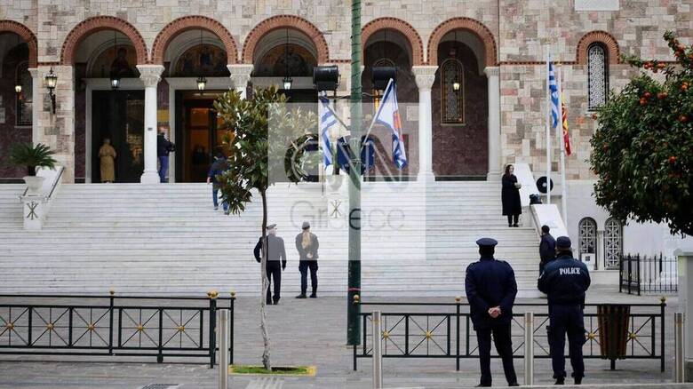 «Lockdown στην εκκλησία»: Άγνωστοι κρέμασαν πανό στη Μητρόπολη Πειραιά