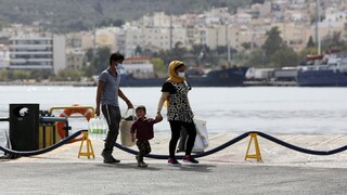 Μυτιλήνη: Οικογένεια Αφγανών προσφύγων βρήκε και παρέδωσε σε αστυνομικό ένα πορτοφόλι