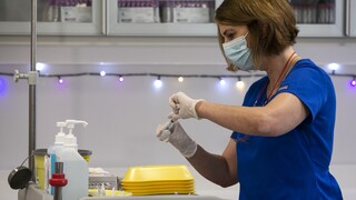 Κορωνοϊός: Έτσι θα εμβολιάζονται από αύριο οι άνω των 85 - Η διαδικασία βήμα προς βήμα