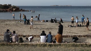 Πώς σχολιάζει το Reuters την «έξοδο» των Αθηναίων στις παραλίες