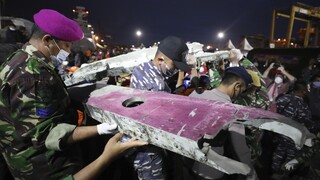 Τραγωδία στην Ινδονησία: Σήμερα η πρώτη απόπειρα για την ανάσυρση των μαύρων κουτιών του Boeing 737