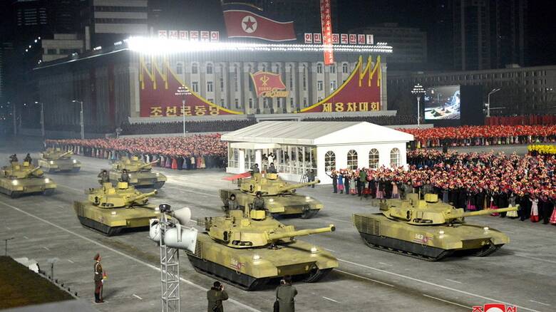 Βόρεια Κορέα: Παρουσίασε νέο βαλλιστικό πύραυλο σε στρατιωτική παρέλαση