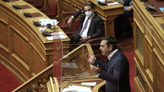 Βουλή: Το πρόστιμο, το λιανεμπόριο, τα επιχειρήματα Μητσοτάκη - Τσίπρα