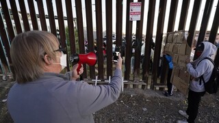 Το Μεξικό χαιρετίζει την αναστολή κατασκευής του τείχους από τις ΗΠΑ