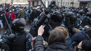 ΕΕ: Δυσανάλογη χρήση βίας κατά διαδηλωτών στη Ρωσία - Πάνω από 2.500 συλλήψεις