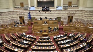 Κόντρα ΝΔ-ΣΥΡΙΖΑ στη Βουλή για την αγωγή Τσίπρα