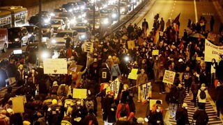 Πολωνία: Δεύτερη νύχτα διαδηλώσεων μετά τη δημοσίευση του διατάγματος που απαγορεύει τις αμβλώσεις