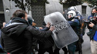 Ένταση μεταξύ διαδηλωτών και αστυνομίας στη συγκέντρωση για τον Δημήτρη Κουφοντίνα