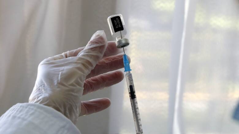 Εξαδάκτυλος: Οι παραδόσεις των εμβολίων θα κρίνουν την ανοσία