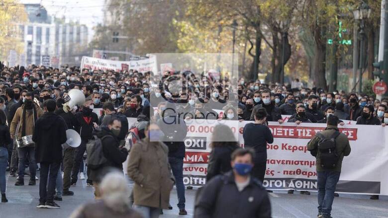 Πανεκπαιδευτικό συλλαλητήριο στα Προπύλαια - Κλείνει ο σταθμός Πανεπιστήμιο