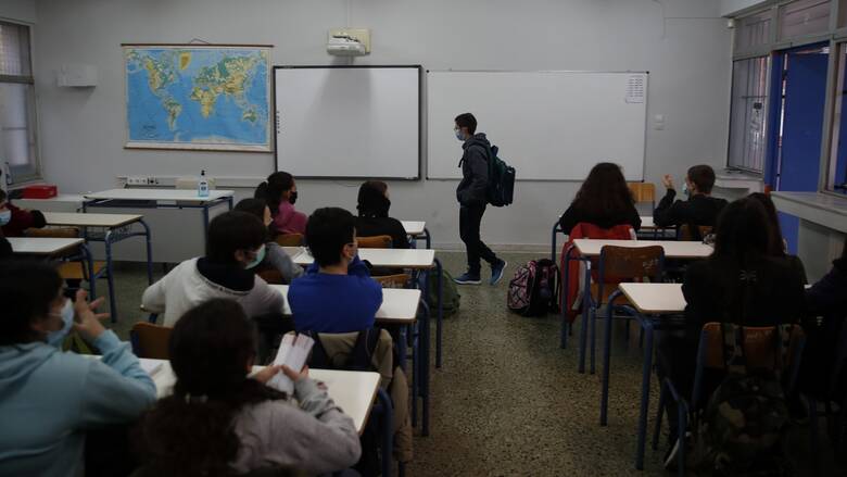 Καπραβέλος: «Έκρηξη» κρουσμάτων αν δεν κλείσουν τα σχολεία - CNN.gr