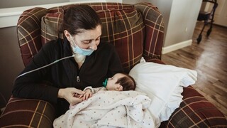 ΗΠΑ: Μητέρα συναντά τρεις μήνες μετά το μωρό που γέννησε ενώ βρισκόταν σε κώμα λόγω κορωνοϊού