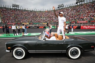 O Lewis Hamilton θα συνεχίσει να οδηγεί για τη Mercedes στη Φόρμουλα 1