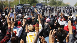 Μιανμάρ: Νέες μαζικές διαδηλώσεις παρά τις προειδοποιήσεις της χούντας