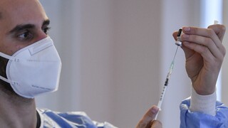 Εμβολιασμός: «Ανοίγουν» τα ραντεβού για τους 60-64 - Ποιοι δεν θα πάρουν sms και τι πρέπει να κάνουν