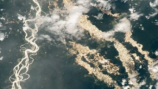 Η θλιβερή αλήθεια πίσω από τα «χρυσά ποτάμια» του Αμαζόνιου που φανέρωσε η φωτογραφία της NASA