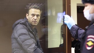 Ναβάλνι: Προσήχθη και πάλι ενώπιον δικαστηρίου για την επανάληψη της δίκης του για δυσφήμηση