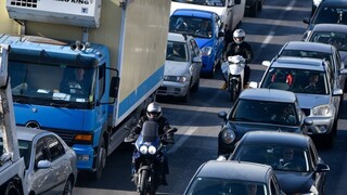 Τροχαίο ατύχημα στη Λεωφόρο Αθηνών - Ουρές οχημάτων