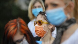 Παπαευαγγέλου: Η διπλή μάσκα προστατεύει κατά 96% - Προς νέες οδηγίες της Επιτροπής