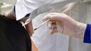 Εμβολιασμοί: «Λαβύρινθος» μεταξύ περισσευούμενων δόσεων, ενστόλων και χρονίως πασχόντων