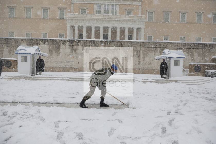 Εικόνες από τη χιονισμένη Αθήνα: Ελάχιστοι κυκλοφορούν στο Κέντρο της πόλης  - CNN.gr