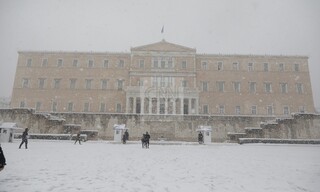 Εικόνες από τη χιονισμένη Αθήνα: Ελάχιστοι κυκλοφορούν στο Κέντρο της πόλης