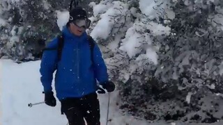 Ο Νορβηγός πρέσβης στην Ελλάδα κάνει σκι στη χιονισμένη Αθήνα