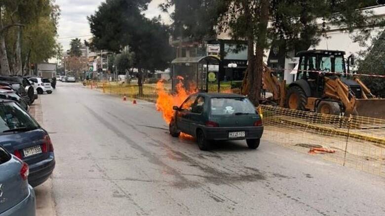 Γλυφάδα: Όχημα τυλίχθηκε στις φλόγες - Σώθηκαν στο «παρά πέντε» ηλικιωμένη και παιδί