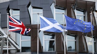 Brexit: H Σκωτία υποστέλλει τη βρετανική σημαία