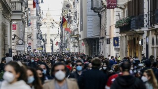 Ιταλία - Κορωνοϊός: Εικόνες συνωστισμού ξανά, οι αρχές έκλεισαν εμπορικές οδούς