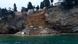 Μακάβριο θέαμα στην Ιταλία: Εκατοντάδες φέρετρα στη θάλασσα μετά από κατάρρευση νεκροταφείου