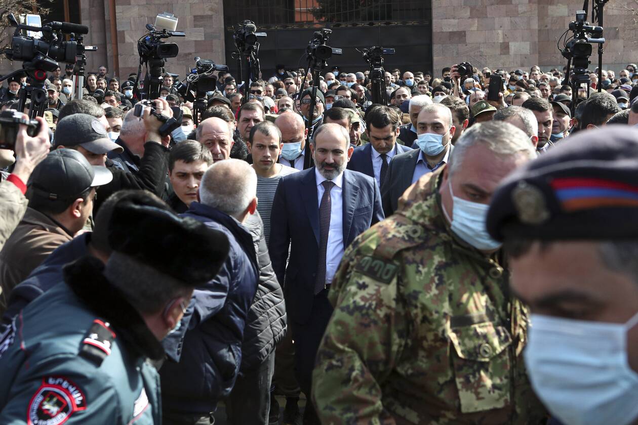 Ραγδαίες εξελίξεις στην Αρμενία: Καθαίρεσε και τον αρχηγό των ενόπλων δυνάμεων ο Πασινιάν