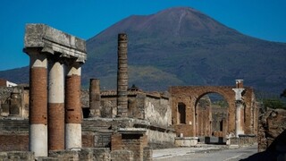 Ιταλία - Μοναδικό εύρημα: Στο φως σχεδόν άθικτο ρωμαϊκό άρμα στην Πομπηία