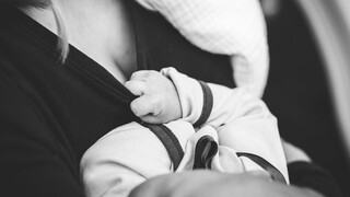 Κορωνοϊός - μελέτη: Οι εμβολιασμένες θηλάζουσες μητέρες περνούν τα αντισώματά τους στο γάλα