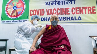 Η πρώτη δόση κατά του κορωνοϊού για τον Δαλάι Λάμα